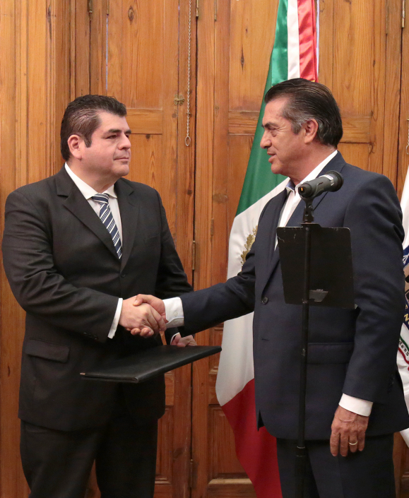 El C. Gobernador del Estado Ing. Jaime Rodríguez Calderón felicita al Dr. José Zaragoza Huerta tras su nombramiento como Rector de la UCS.
